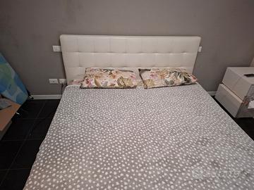 letto matrimoniale  e comodini 