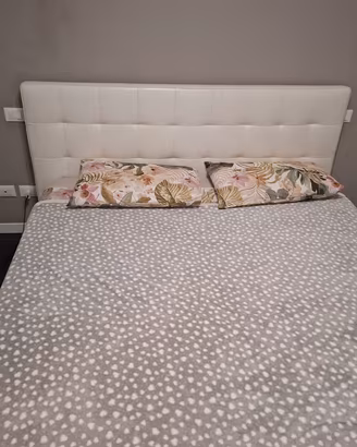 letto matrimoniale  e comodini 