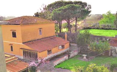 Villa con giardino e depositi