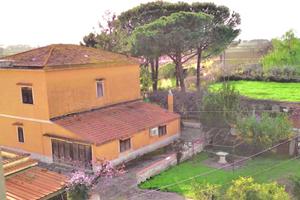 Villa con giardino e depositi