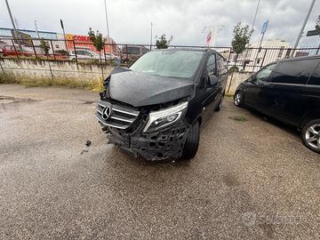 Mercedes vito incidentato
