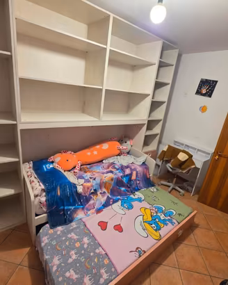 Cameretta per bambini rosa e bianca