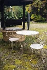 Tavolo da giardino vintage in ferro battuto