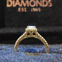 Anello d'oro con diamante