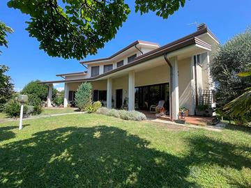 PRESTIGIOSA VILLA CON GIARDINO - PERFETTA ANCHE...