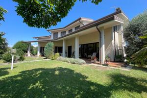 PRESTIGIOSA VILLA CON GIARDINO - PERFETTA ANCHE...