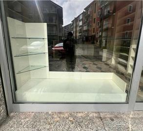 Espositore per vetrina