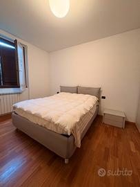 Letto matrimoniale imbottito grigio + comodini