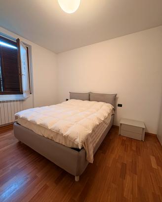 Letto matrimoniale imbottito grigio + comodini