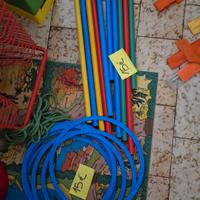 cerchi e aste  per la ginnastica 
