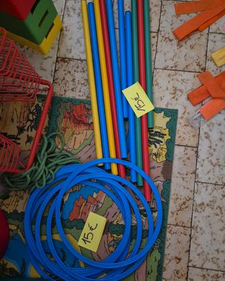 cerchi e aste  per la ginnastica 