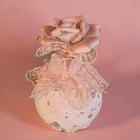 Profumatore vintage con rosa decorativa e pizzo 