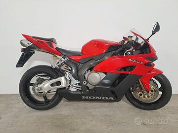 Honda CBR 1000RR 2004 con 2700 km originali