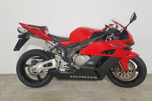 Honda CBR 1000RR 2004 con 2700 km originali