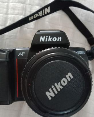 Fotocamera analogica Nikon F801s con 35-80mm f4-5