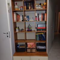 Mobile libreria con 4 cassetti. 