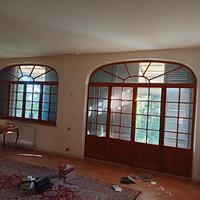 finestre in legno douglas, in stile inglese