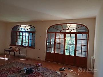 finestre in legno douglas, in stile inglese