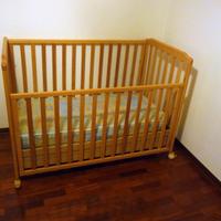 Lettino in legno, materasso e fasciatoio