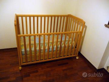 Lettino in legno, materasso e fasciatoio