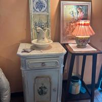 comodino vintage in stile provenzale