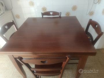 TAVOLO ON LEGNO CON 4 SEDIE 