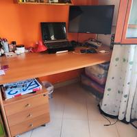 Scrivania con cassettiera 