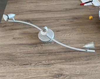 Lampadario a parete con tre faretti