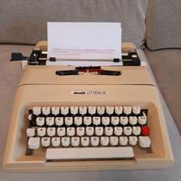 Macchina da scrivere Olivetti Lettera 35 e valigia