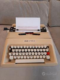 Macchina da scrivere Olivetti Lettera 35 e valigia