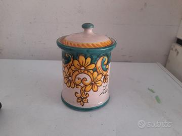 Barattolo in ceramica dipinto a mano