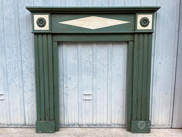 Rivestimento in legno laccato per caminetto