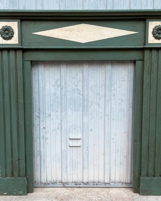 Rivestimento in legno laccato per caminetto