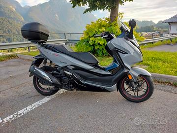 Moto scooter Honda forza350