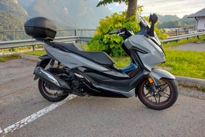Moto scooter Honda forza350