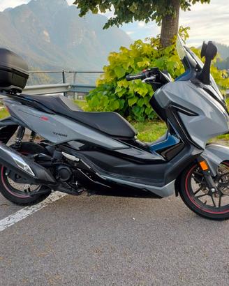 Moto scooter Honda forza350