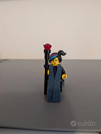 LEGO minifigure strega con bastone magico