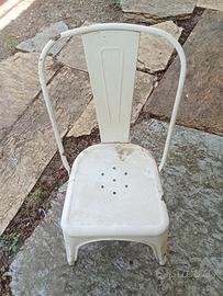 Sedie di fero bianchi