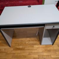 Scrivania con cassetto e porta tastiera