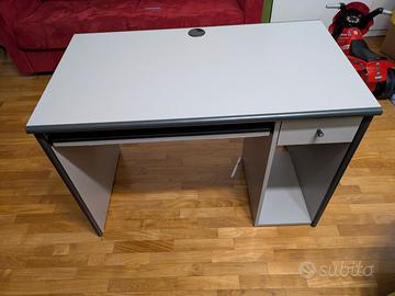 Scrivania con cassetto e porta tastiera