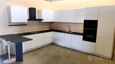 Cucina NUOVA fine serie con gole, adattabile!