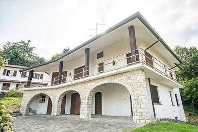 Villa di 527 m² con più di 5 locali a Dolzago