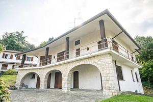 Villa di 527 m² con più di 5 locali a Dolzago