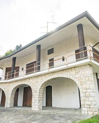 Villa di 527 m² con più di 5 locali a Dolzago