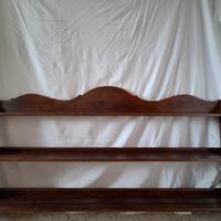 mensola piattaia in legno con piatti