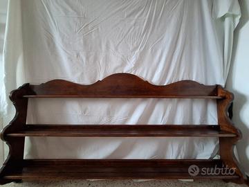 mensola piattaia in legno con piatti