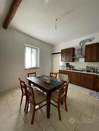 Casa di testa su più livelli e giardino