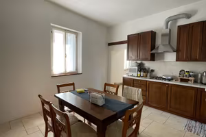 Casa di testa su più livelli e giardino