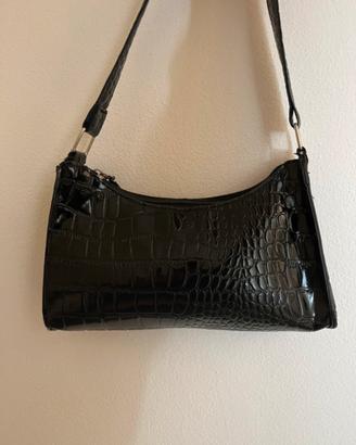 Borsa a spalla nera effetto coccodrillo