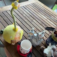 Pupazzetti e barattoli di matite colorate